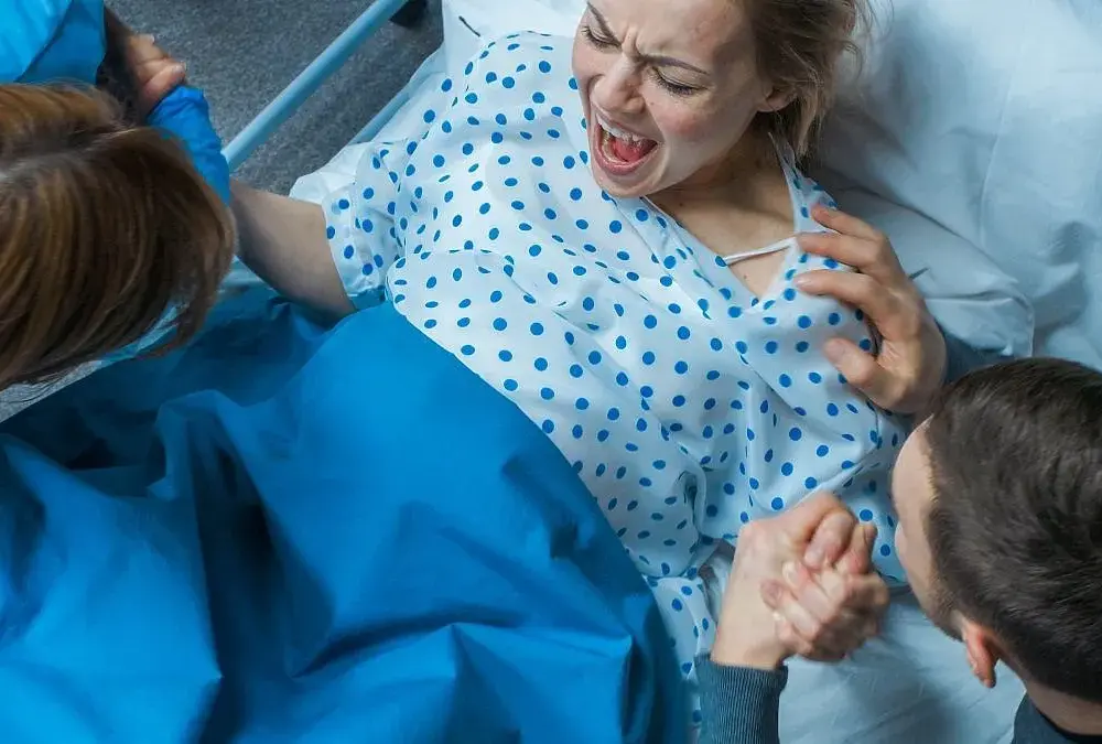 Cesarka czy poród naturalny - co bezpieczniejsze? Fakty i mity