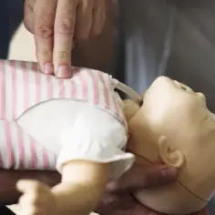 Jak trzymać niemowlaka: 8 kluczowych zasad bezpieczeństwa