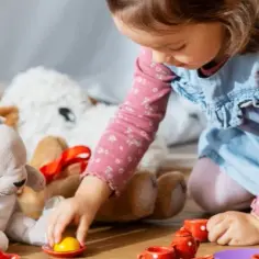 W co się bawić z rocznym dzieckiem? 10 kreatywnych zabaw rozwijających