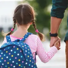 Kiedy dziecko może samo chodzić do szkoły? Ważne wskazówki