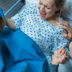 Cesarka czy poród naturalny - co bezpieczniejsze? Fakty i mity