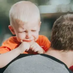 Dlaczego dziecko błaznuje? Zrozumienie jego emocji i potrzeb
