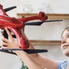 Jaki dron dla dziecka: wybierz bezpieczny model, który zachwyci malucha