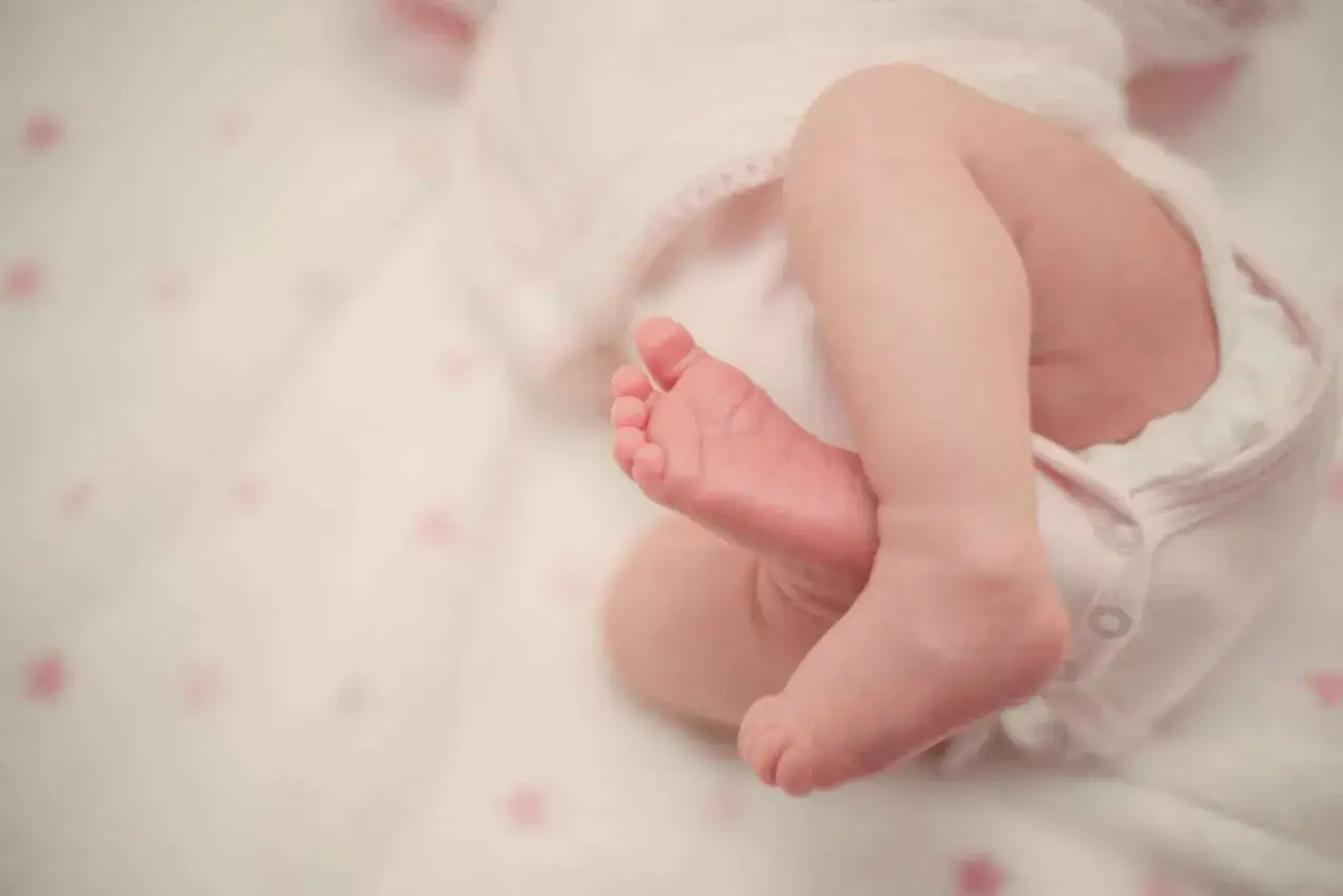 Zdjęcie Dlaczego dziecko budzi się co godzinę? Przyczyny i rozwiązania