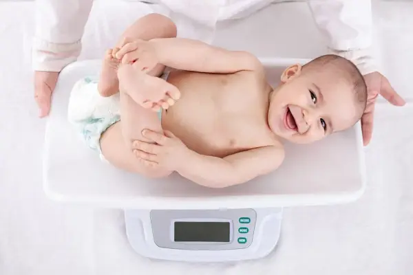 Ile waży 9 miesięczne dziecko? Sprawdź, co mówią normy wagi