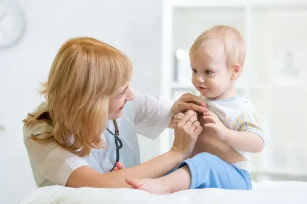 Co na chrypkę u niemowlaka: 7 skutecznych domowych metod