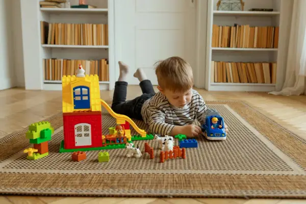 Najlepsze zabawki edukacyjne dla 2-3 latka: jak wybrać klocki, które wspierają rozwój i samodzielną zabawę